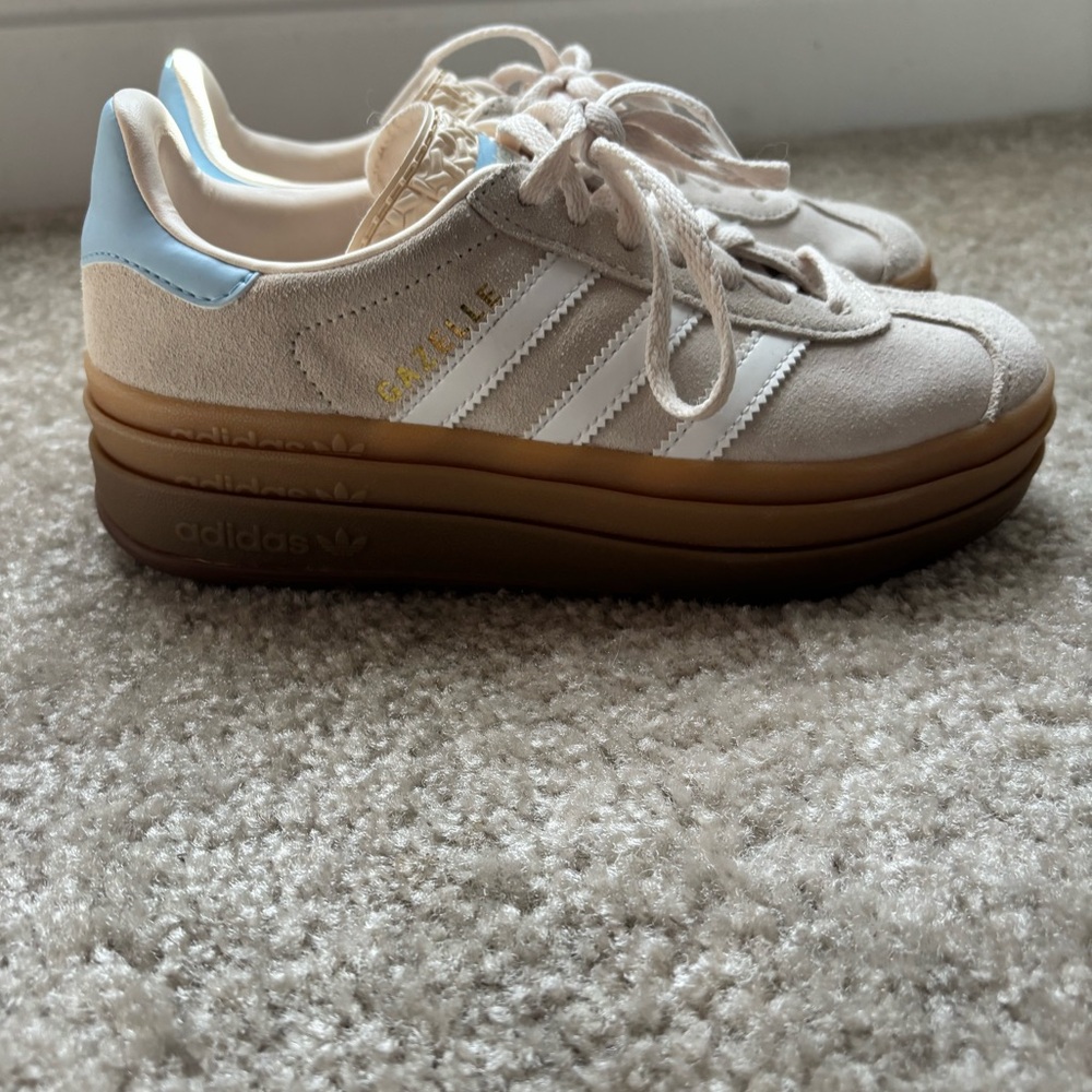 Adidas Gazelle Platform Cream and Light Blue  Sneakers Big Kids sz 4. LIKE NEW